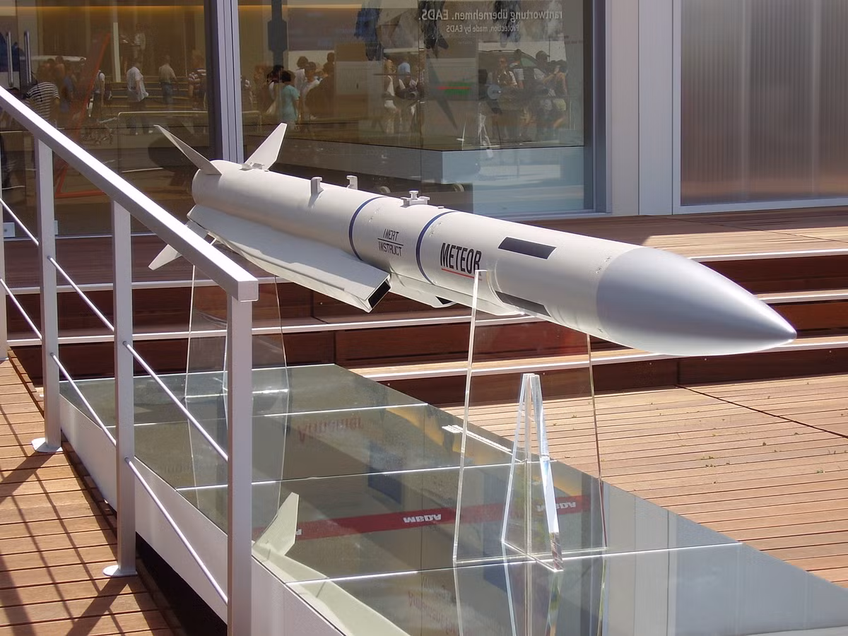 Về vũ khí không đối không, Rafale có thể sử dụng tên lửa tầm xa Meteor tiên tiến, để tấn công các mục tiêu cách xa hơn 100 km, như máy bay chiến đấu, máy bay không người lái và tên lửa hành trình. Về tên lửa tầm trung và tầm ngắn, Rafale sử dụng tên lửa Mika.