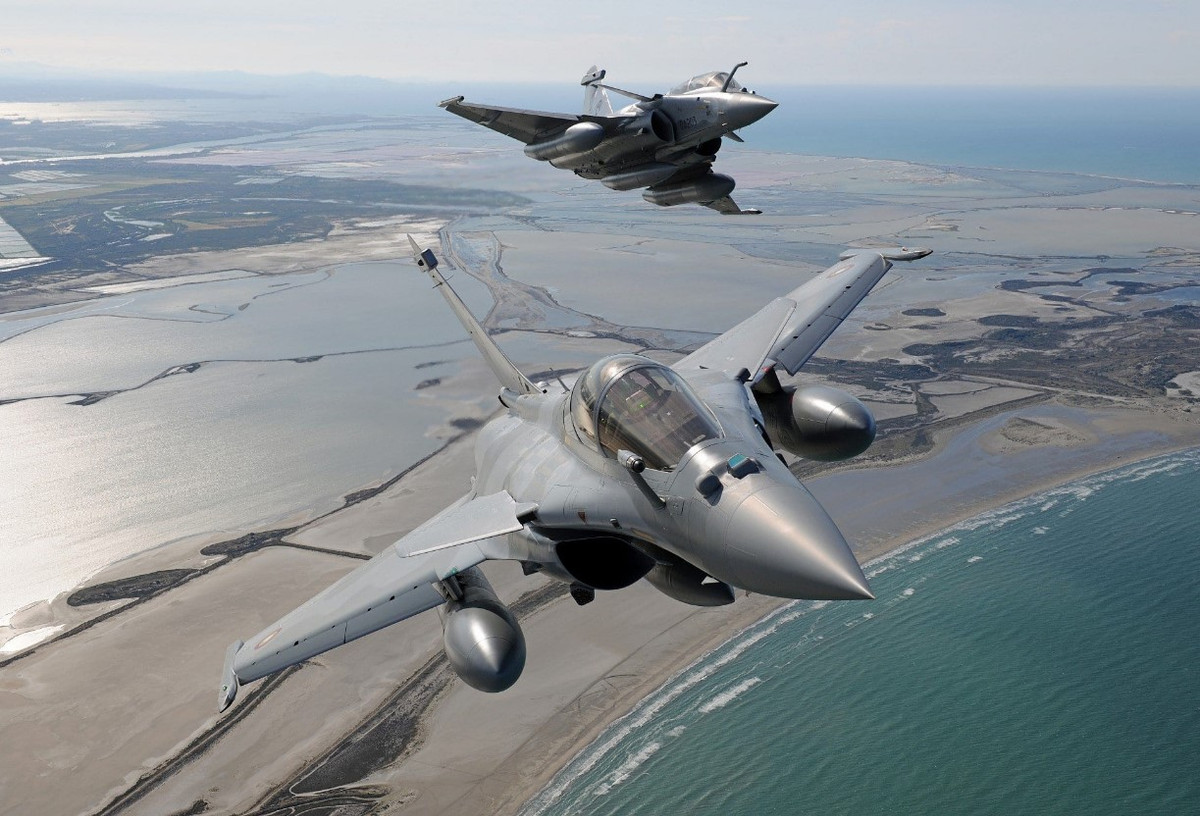 Rafale có động cơ mạnh mẽ và hiệu suất bay tuyệt vời; loại tiêm kích này đã trải qua thực chiến ở Afghanistan, Iraq, Syria, Mali và Libya. Lần đầu tiên, Rafale tham chiến vào năm 2007, khi nó thả bom dẫn đường bằng laser GBU-12, để hỗ trợ lực lượng Đồng minh, chiến đấu ở miền nam Afghanistan.