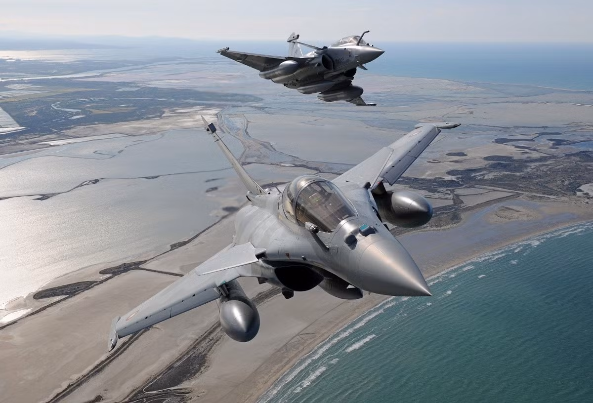 Rafale có động cơ mạnh mẽ và hiệu suất bay tuyệt vời; loại tiêm kích này đã trải qua thực chiến ở Afghanistan, Iraq, Syria, Mali và Libya. Lần đầu tiên, Rafale tham chiến vào năm 2007, khi nó thả bom dẫn đường bằng laser GBU-12, để hỗ trợ lực lượng Đồng minh, chiến đấu ở miền nam Afghanistan.