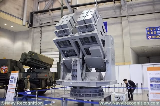 Theo thông tin từ trang navyrecognition.com, bệ phóng chứa 12 hộp, mỗi hộp chứa một tên lửa LIG Nex1/Hanwha 130 mm, được trang bị đầu đạn nặng 8 kg. Tên lửa có tầm bắn tối đa 20 km. 