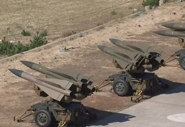 Nhưng với việc Thổ Nhĩ Kỳ tăng cường cho lực lượng phiến quân hệ thống tên lửa phòng không Hawk, thì đây thực sự là bước tiến lớn, đối với hệ thống phòng không của phiến quân và đó có thể làm tình hình leo thang đáng kể. Nguồn ảnh: Foxt.