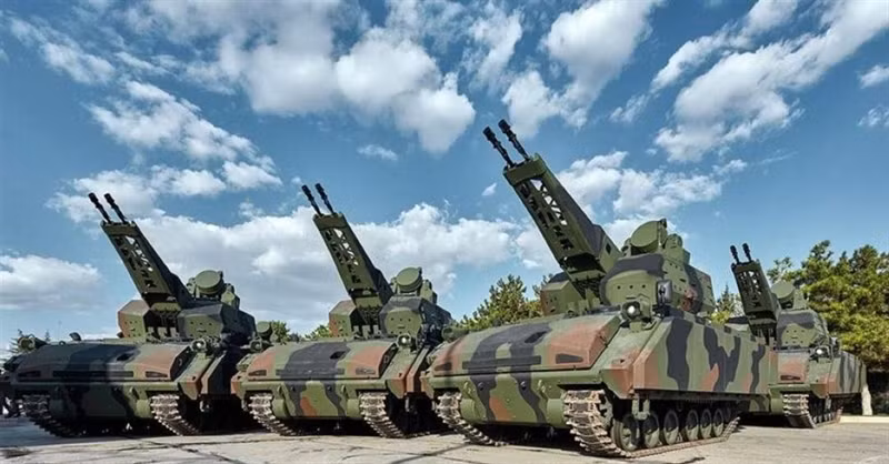 Quân đội Thổ Nhĩ Kỳ trong gần một thập kỷ qua, đã cung cấp nhiều vũ khí tối tân cho các nhóm nổi dậy Hồi giáo, trong đó có khủng bố Al Qaeda hoạt động trên lãnh thổ Syria, nhằm chống lại chính quyền của Tổng thống Syria Bashar al-Assad. 