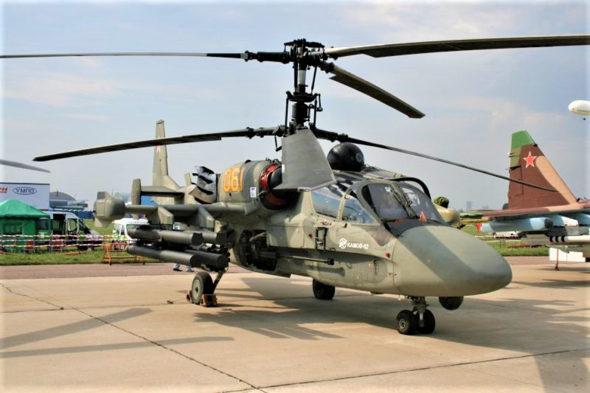 Nhưng chế tạo một tên lửa có tầm bắn xa là một chuyện, việc sử dụng nó trên máy bay là một chuyện hoàn toàn khác. Lý do đơn giản đó là trước khi nhấn nút phóng tên lửa, phi công phải phát hiện và khóa được mục tiêu. Tuy nhiên với cự ly trên 10km, việc phát hiện mục tiêu bằng kính quang học hoặc bằng mắt là không thể.