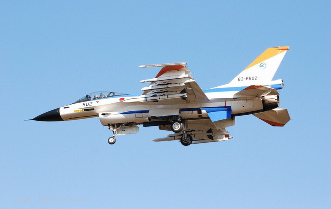 F-15J được trang bị tên lửa dẫn đường hồng ngoại AAM-5, tương tự như tên lửa Sidewinder của Mỹ. Về tên lửa tầm trung là tên lửa AAM-4B, đây là tên lửa đầu tiên trên thế giới, được trang bị đầu dò radar mảng pha chủ động, mang lại cho F-15J lợi thế khác biệt, trước đối thủ Trung Quốc.