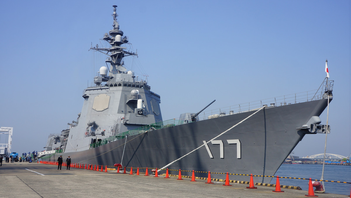 Vũ khí chống hạm bao gồm 8 tên lửa chống hạm SSM-1B (tương đương với tên lửa Harpoon của Mỹ), ngoài ra còn có một hải pháo 127mm và hai hệ thống vũ khí phòng thủ tầm cực gần Phalanx. Mỗi chiếc Atago có thể mang theo một trực thăng SH-60 Seahawk và sáu ngư lôi chống ngầm Kiểu 73 đặt trên boong.