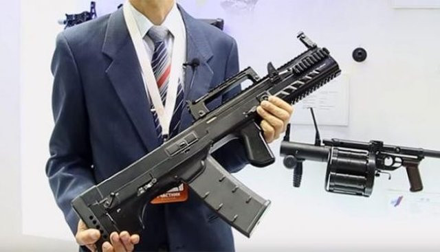 Các nhà sản xuất đã cố gắng giảm trọng lượng quá nặng của khẩu ShAK-12, bằng cách thiết kế các bộ phận của súng như hộp tiếp đạn bằng nhựa và nhôm. Và giống như với nhiều biến thể sử dụng thiết kế bullpup, ShAK-12 có một số chi tiết bằng nhựa.