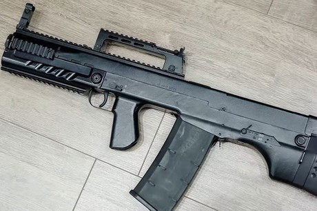 Để phù hợp với lực lượng chống khủng bố, thường tác chiến trong không gian hẹp, nhà sản xuất đã lựa chọn thiết kế súng ShAK-12 kiểu bullpup nòng ngắn. Mặc dù là một dạng tương đối hiếm cho súng trường tấn công cỡ nòng lớn, nhưng giúp xử lý tốt hơn trong môi trường chiến đấu cận chiến.