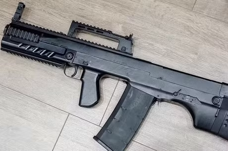 Để phù hợp với lực lượng chống khủng bố, thường tác chiến trong không gian hẹp, nhà sản xuất đã lựa chọn thiết kế súng ShAK-12 kiểu bullpup nòng ngắn. Mặc dù là một dạng tương đối hiếm cho súng trường tấn công cỡ nòng lớn, nhưng giúp xử lý tốt hơn trong môi trường chiến đấu cận chiến.