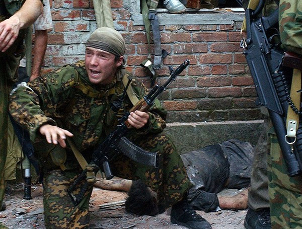 Con người chúng ta sản sinh ra chất Adrenaline và một số chất nhất định, có thể ngăn chặn tác động tức thì của vết thương do đạn bắn; có khả năng tạo cho đối phương (dù đã bị trúng đạn) cơ hội hành động (dù là ngắn ngủi), trước khi đối phương bị hạ gục hoàn toàn. 