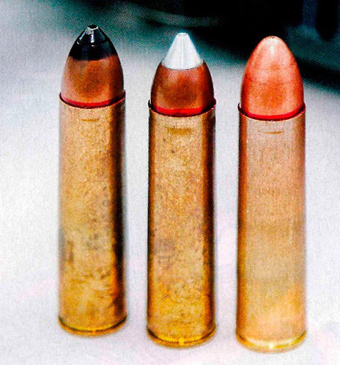 Ba loại đạn dùng cho súng ShAK-12, càng làm nổi bật sự sáng tạo của nhà sản xuất vào tính linh hoạt trong chiến thuật, như đạn xuyên giáp với lực xuyên cực mạnh, để xuyên qua áo chống đạn; đạn có vận tốc cận âm, dùng khi súng lắp ống giảm thanh, đảm bảo tính hiệu quả; các loại đạn đầu bọc nhôm, để tăng khả năng "bám dính" của đầu đạn, khi bắn vào những khối chắn nghiêng.