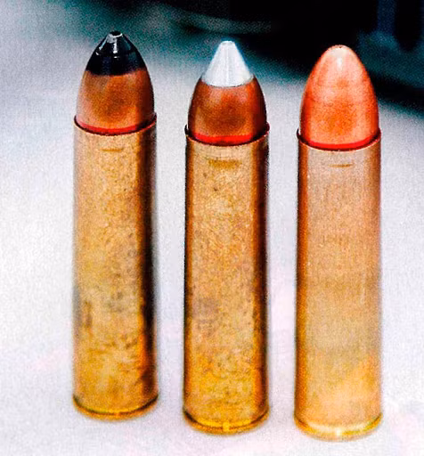 Ba loại đạn dùng cho súng ShAK-12, càng làm nổi bật sự sáng tạo của nhà sản xuất vào tính linh hoạt trong chiến thuật, như đạn xuyên giáp với lực xuyên cực mạnh, để xuyên qua áo chống đạn; đạn có vận tốc cận âm, dùng khi súng lắp ống giảm thanh, đảm bảo tính hiệu quả; các loại đạn đầu bọc nhôm, để tăng khả năng "bám dính" của đầu đạn, khi bắn vào những khối chắn nghiêng.