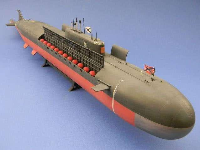 Tàu ngầm hạt nhân lớp Oscar là loại tàu ngầm mang tên lửa đạn đạo, nhưng được cải tiến để trang bị tên lửa hành trình P-700. Trong Chiến tranh Lạnh, Hải quân Liên Xô tuyên bố rằng, mọi tàu sân bay của Mỹ đều được theo sau bởi một tàu ngầm Oscar.