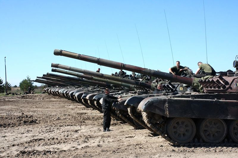 Loại giáp trang bị trên xe tăng T-72A là loại giáp hỗn hợp giữa sợi thủy tinh textolite và thép. Lớp giáp này có thể sẽ bị xuyên thủng bởi bất kỳ loại đạn chống tăng bắn từ súng RPG hạng nhẹ hiện đại nào của Nga.