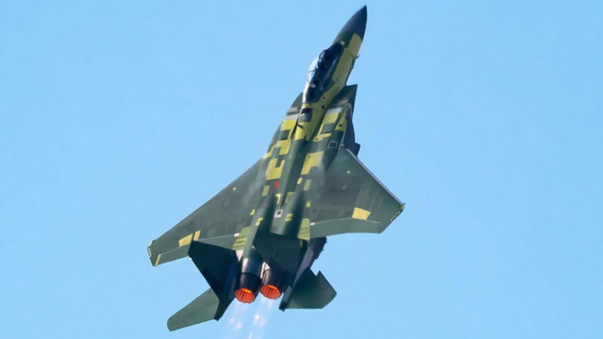 F-15 là một thiết kế tiêu biểu của máy bay chiến đấu thế hệ thứ tư những năm 1980, và dù là phiên bản cải tiến, F-15EX không có hình dáng của máy bay chiến đấu tàng hình như máy bay thế hệ thứ năm như F-22 hoặc F-35; và như vậy chắc chắn F-15EX sẽ dễ dàng bị phòng không Nga, Trung bắt sống.