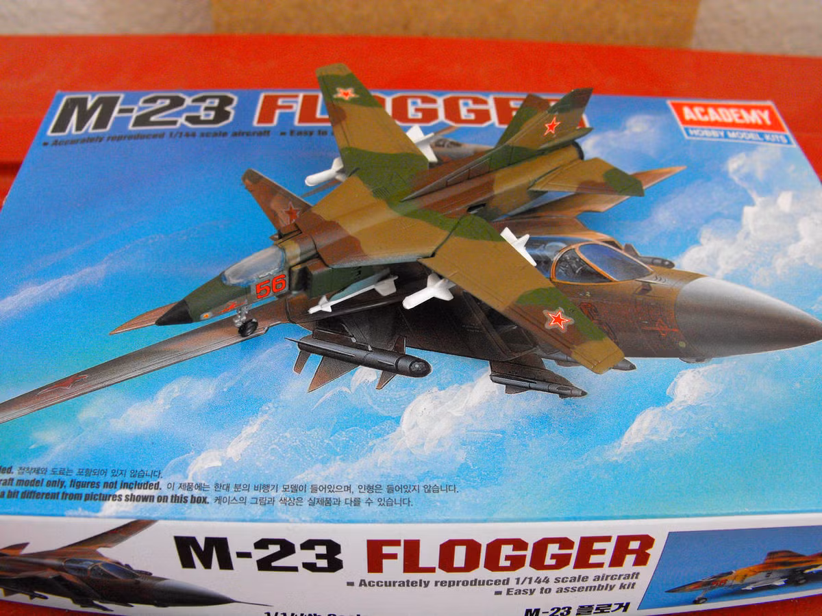 Cả hai động cơ phản lực R-35-300 của MiG-23 và phản lực cánh quạt F110 của F-16C đều cho lực đẩy 127 kN; tuy nhiên trọng lượng của MiG-23 chỉ bằng khoảng 80% so với F-16, nghĩa là MiG-23 vẫn giữ được một tỷ lệ lực đẩy/ trọng lượng vượt trội đáng kể.