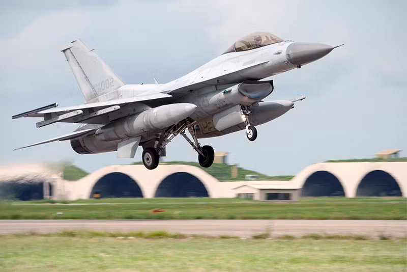 Những phiên bản MiG-23 hoặc F-16, mà Liên Xô và Mỹ, bán cho một số khách hàng thuộc thế giới thứ ba, như Iraq, Libya và Indonesia, đều bị cắt giảm mạnh nhiều tính năng. Trong khi đó, những phiên bản xuất khẩu cho Triều Tiên hoặc Hàn Quốc, đều có tính năng gần tương đương với phiên bản gốc.