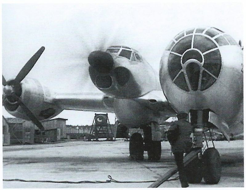 Tu-4 có tốc độ bay chậm hơn một chút so với B-29 chỉ đạt tốc độ tối đa là 560 km/h và tốc độ của B-29 là 574 km/h, nhưng máy bay Liên Xô có trần bay tốt hơn đạt 12.000 m, trong khi B-29 chỉ đạt 10.200m. Tải trọng bom tiêu chuẩn cũng khác nhau, B-29 có thể chở tới 9 tấn bom, trong khi Tu-4 chỉ có thể mang được 6 tấn bom.