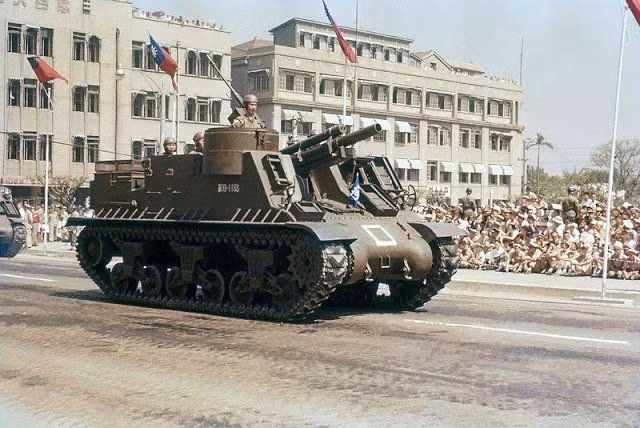 Khi cuộc Chiến tranh Triều Tiên bùng nổ, ngày 2/10/1950, quân đội Liên hợp quốc vượt qua vĩ tuyến 38 và nhanh chóng tiến đến khu vực sông Áp Lục. Tình thế nghiêm trọng buộc Mao Trạch Đông phải trì hoãn kế hoạch giải phóng Đài Loan và tập trung thực hiện cuộc “Viện Triều – Kháng Mỹ”. Ảnh: Pháo binh của Quốc dân đảng tại Đài Loan năm 1950.