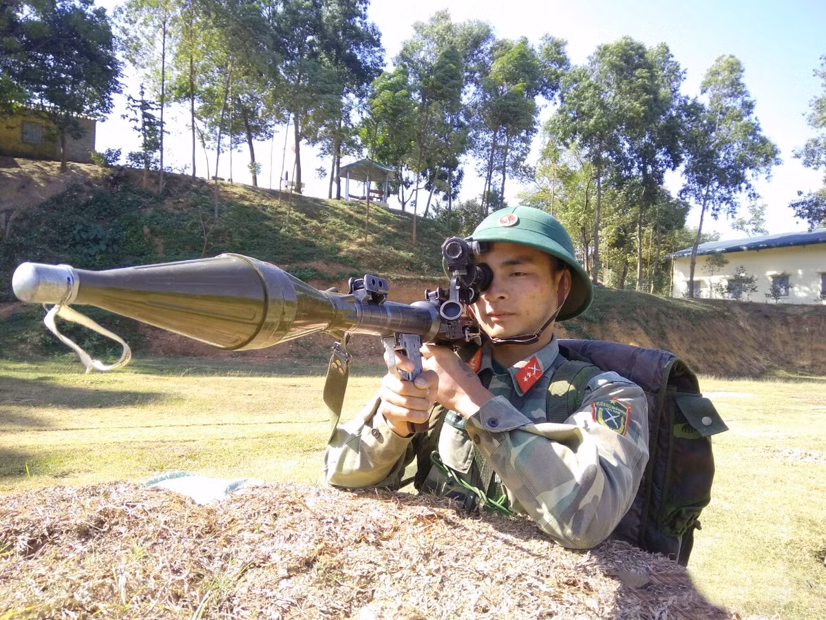 Ngoài ra, RPG-7 còn được trang bị một ống ngắm quang học hiện đại, có thể sử dụng vào ban đêm. RPG-7 lần đầu tiên được thực chiến trong cuộc Chiến tranh Việt Nam, nơi không chỉ xe bọc thép Mỹ mà cả trực thăng cũng bị tiêu diệt hàng loạt vì vũ khí này.
