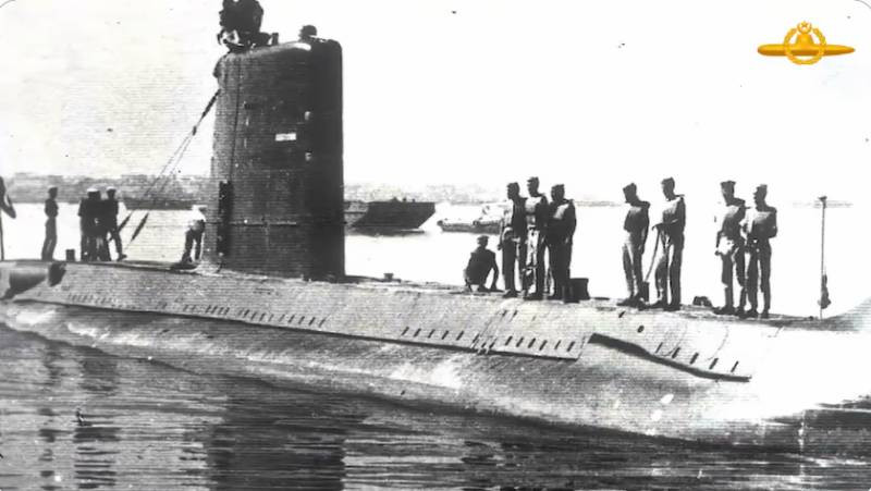 Pakistan trả đũa bằng cách điều tàu ngầm Ghazi tới các cảng của Ấn Độ, nhưng luôn bị tàu khu trục Ấn Độ rình rập, theo dõi; sau đó tàu Ghazi đã nổ tung một cách bí ẩn. Tuy nhiên, tàu ngầm Hangor, đã đánh chìm được tàu khu trục nhỏ Khukri của Ấn Độ.