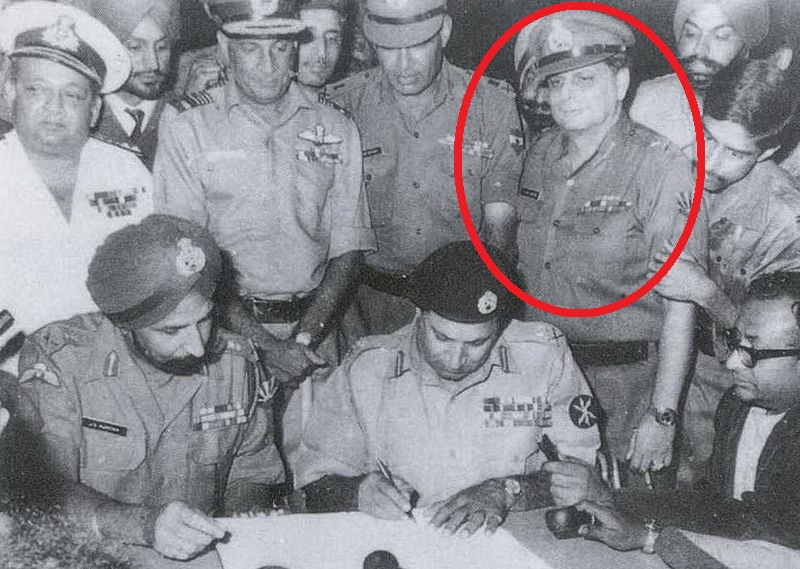 Để “xát thêm muối” vào thất bại của Pakistan và những nhà cai trị Hồi giáo hãnh tiến, chiến dịch quân sự của Ấn Độ, đã được lên kế hoạch bởi Thiếu tướng JFR Jacob, một người Do Thái gốc Ấn, xuất thân từ một gia đình đã chạy trốn khỏi Baghdad vào thế kỷ mười tám (Tướng JFR Jacob trong hình, được khoanh màu đỏ).