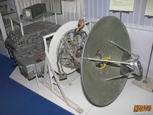 Ngoài ra, radar của MiG-25 cũng rất tốt và có công suất cực mạnh, và nó không được mở trên mặt đất ở công suất ở mức trên trung bình, vì sóng radar sẽ làm tổn thương người tiếp xúc. Nếu radar được bật lên ở công suất tối đa, nó có thể giết chết ngay một con thỏ, cách xa 300 mét.