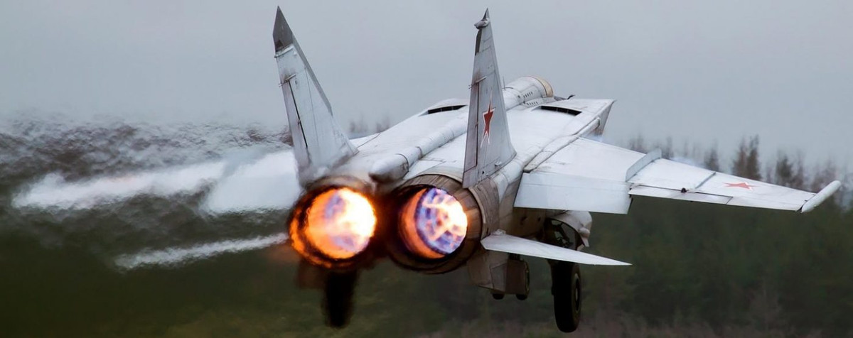 Một máy bay chiến đấu phản lực mạnh mẽ, có thể bay với tốc độ gấp ba lần tốc độ âm thanh. Tốc độ âm thanh là 340 mét/giây, và MiG 25 có thể bay với tốc độ hơn 1 km/giây. Đó là một tốc độ cực nhanh, nhanh hơn tốc độ một viên đạn súng tiểu liên AK-47 khi vừa bắn ra khỏi nòng.