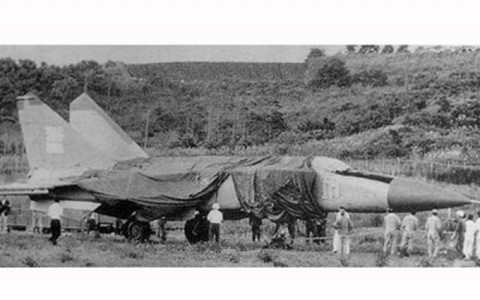 Hóa ra không có bí mật nào “to tát”, động cơ, cánh thân của máy bay MiG-25 đều được làm bằng vật liệu thông thường, và khung của máy bay được làm bằng thép. Nên biết rằng, với máy bay, trọng lượng càng nhẹ càng tốt, nên thường làm bằng hợp kim nhôm, vì hợp kim nhôm có trọng lượng riêng nhỏ hơn thép rất nhiều.