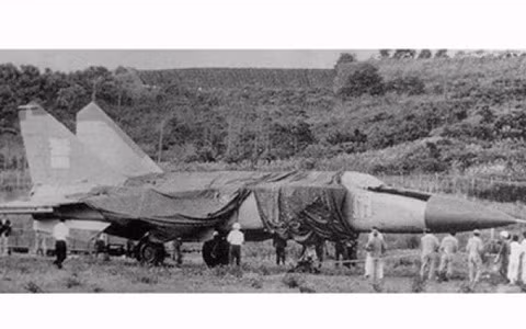 Hóa ra không có bí mật nào “to tát”, động cơ, cánh thân của máy bay MiG-25 đều được làm bằng vật liệu thông thường, và khung của máy bay được làm bằng thép. Nên biết rằng, với máy bay, trọng lượng càng nhẹ càng tốt, nên thường làm bằng hợp kim nhôm, vì hợp kim nhôm có trọng lượng riêng nhỏ hơn thép rất nhiều.