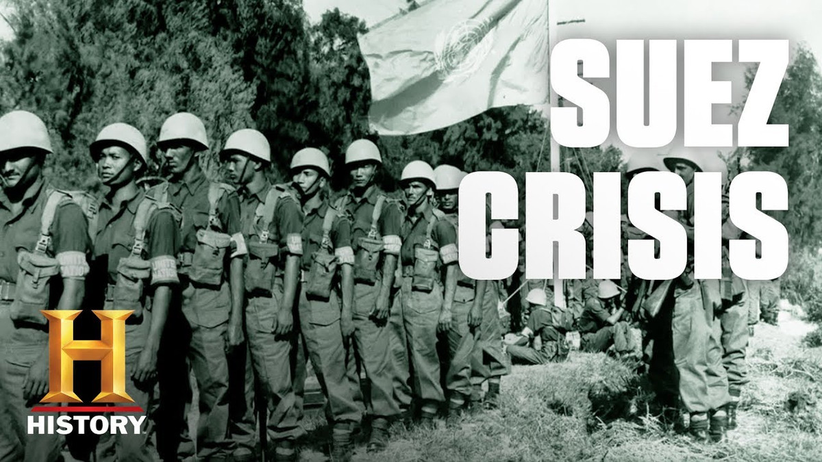 Trong khi đó, xung đột Ả Rập-Israel vẫn âm ỉ như mọi khi. Sau chiến thắng của Israel trong Chiến tranh giành độc lập năm 1948, Ai Cập đã tài trợ cho người Palestine, tổ chức các cuộc tấn công khủng bố từ bán đảo Sinai vào Israel, và Israel muốn trả đũa.