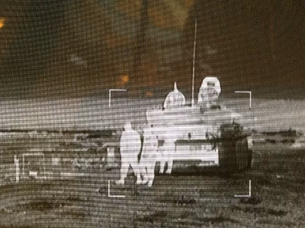 Đặc điểm chính của kính ngắm toàn cảnh, là nhất thể hóa giữa kính ngắm của trưởng xe và pháo thủ là một. Với hệ thống quản lý chiến đấu, trưởng xe có thể chuyển thông tin trực tiếp về mục tiêu cho pháo thủ, hoặc có thể bắn trực tiếp mà không thông qua pháo thủ.