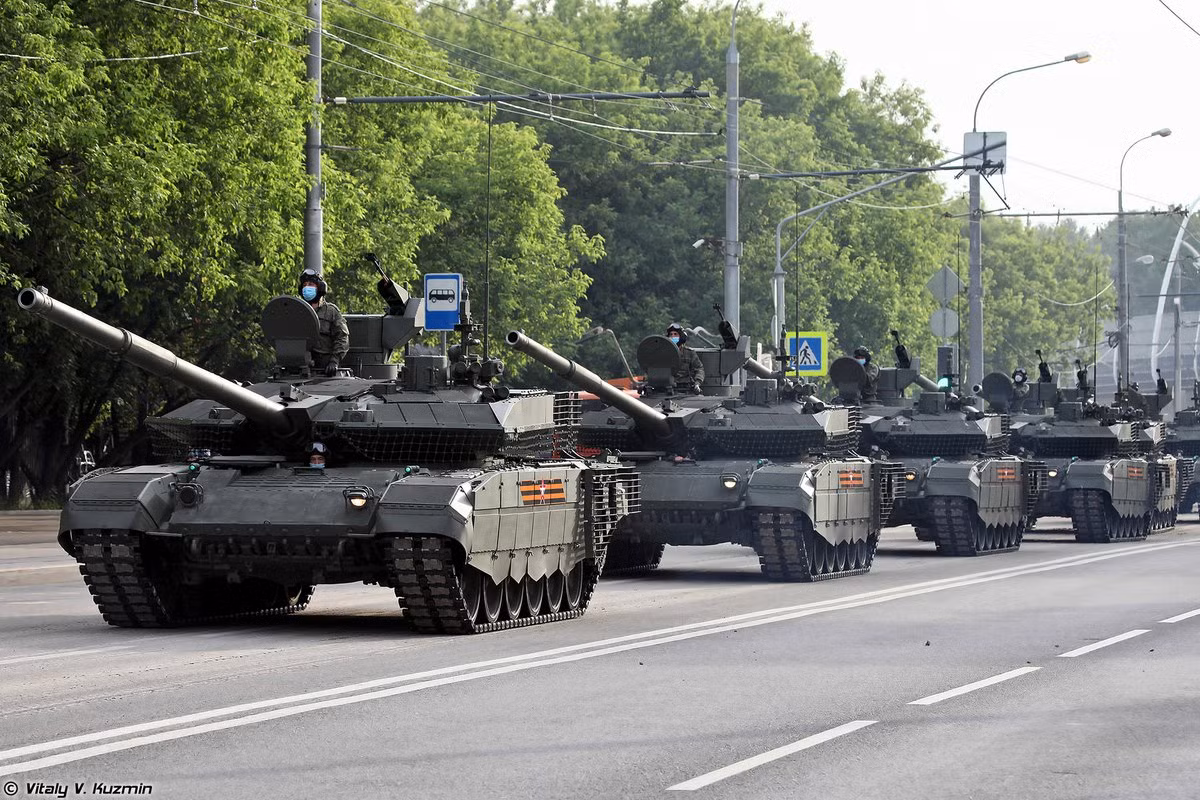 T-90M cũng cải thiện điều kiện làm việc của kíp xe, bao gồm lắp điều hòa không khí. Cần lái truyền thống, thường khó học và khó điều khiển, thường thấy trên xe tăng Nga cũng được loại bỏ, thay bằng loại vô lăng tương tự như trên xe tăng M1A2 Abrams của Mỹ. T-90M cũng được trang bị hệ thống quản lý chiến đấu tiên tiến và máy thông tin kỹ thuật số.