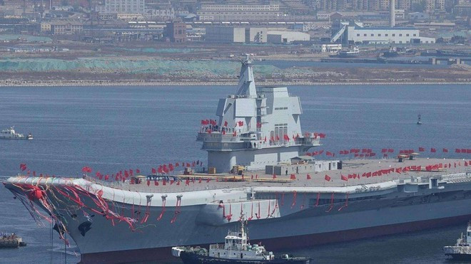 Ví dụ như tàu khu trục Type 055, có hỏa lực vượt trội so với tàu tuần dương lớp Ticonderoga của Mỹ. Trung Quốc cũng đầu tư mạnh mẽ cho lực lượng tác chiến đổ bộ, trong khi Mỹ vẫn sử dụng phương tiện đổ bộ lỗi thời. Trong tương lai gần, Mỹ chưa có dấu hiệu bắt kịp tốc độ đóng tàu của Trung Quốc, chỉ đặt mục tiêu sở hữu 355 tàu chiến.