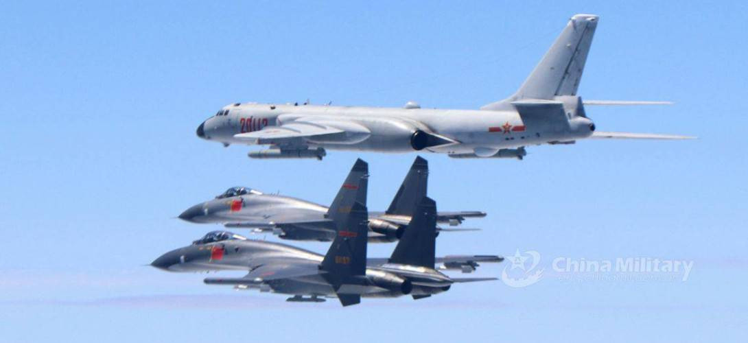 Những máy bay mà Trung Quốc nhái từ Su-27 của Nga như J-11, có thể mang nhiều loại vũ khí tấn công mặt đất do Trung Quốc sản xuất, bao gồm cả bom có điều khiển, tương tự như bom đường kính nhỏ của Mỹ. Trung Quốc cũng đang đã phát triển những thiết bị của riêng mình - từ máy tạo oxy, đến máy thu cảnh báo radar và làm chủ hoàn toàn công nghệ chế tạo chiến đấu cơ hiện đại.