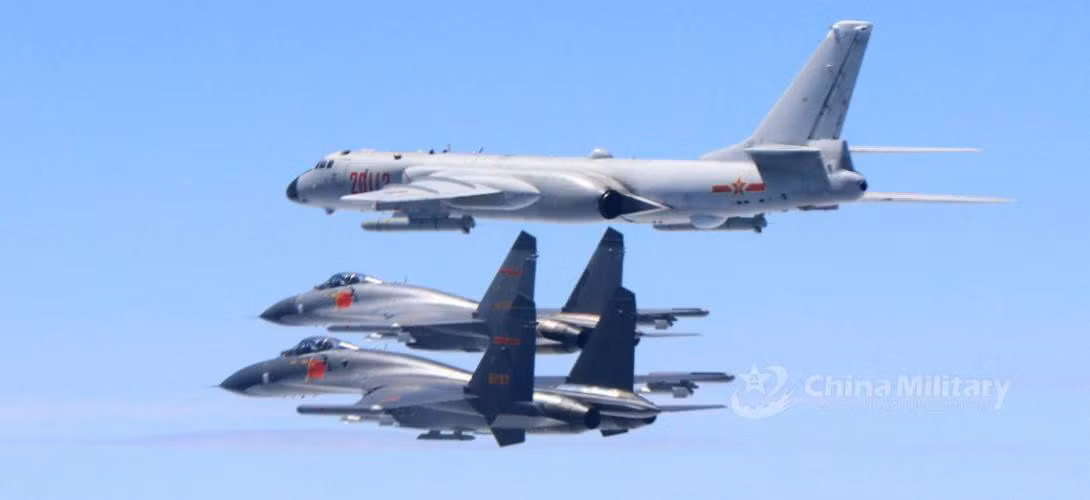 Những máy bay mà Trung Quốc nhái từ Su-27 của Nga như J-11, có thể mang nhiều loại vũ khí tấn công mặt đất do Trung Quốc sản xuất, bao gồm cả bom có điều khiển, tương tự như bom đường kính nhỏ của Mỹ. Trung Quốc cũng đang đã phát triển những thiết bị của riêng mình - từ máy tạo oxy, đến máy thu cảnh báo radar và làm chủ hoàn toàn công nghệ chế tạo chiến đấu cơ hiện đại.