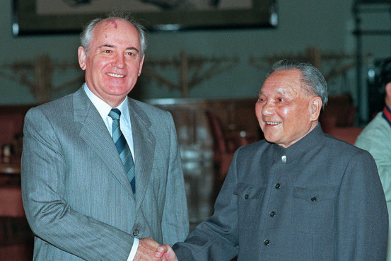 Việc Trung Quốc có thể tiếp cận được chiến đấu cơ Su-27, là do được hưởng lợi từ việc quan hệ Xô-Trung tan băng vào năm 1989. Trong chuyến thăm của Chủ tịch Liên Xô Gorbachev tới Trung Quốc vào tháng 5/1989, ông đã đề xuất mở lại hoạt động buôn bán vũ khí và thiết bị, giữa Trung Quốc và Liên Xô.