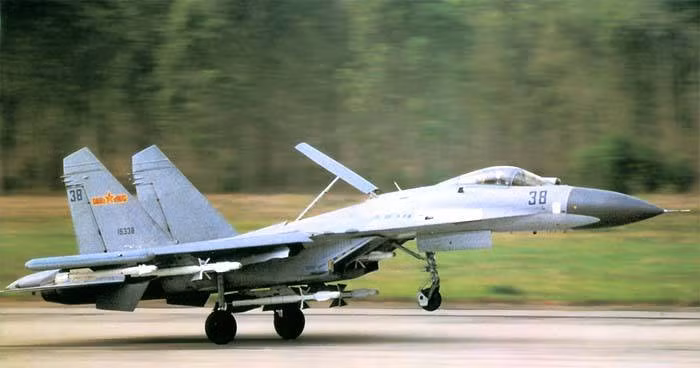 Các chuyên gia quân sự Trung Quốc đánh giá, chiến đấu cơ do Sukhoi thiết kế, vượt trội hơn máy bay chiến đấu MiG. Su-27 có hình dáng khí động học và thân to lớn, phù hợp hơn để cải tiến và nâng cấp. Có thể Liên Xô không muốn xuất khẩu máy bay chiến đấu Su-27, nhưng khó khăn kinh tế khi đó, buộc họ phải đồng ý xuất khẩu Su-27 cho Trung Quốc.
