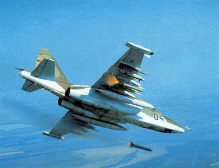 Su-25SM sau khi nâng cấp, có thể sử dụng tên lửa không đối không tầm ngắn R-73 và đã cải thiện khả năng ngắm mục tiêu tốt hơn cho bom dẫn đường bằng laser. Các cải tiến khác, giúp giảm yêu cầu bảo dưỡng và giảm trọng lượng máy bay.