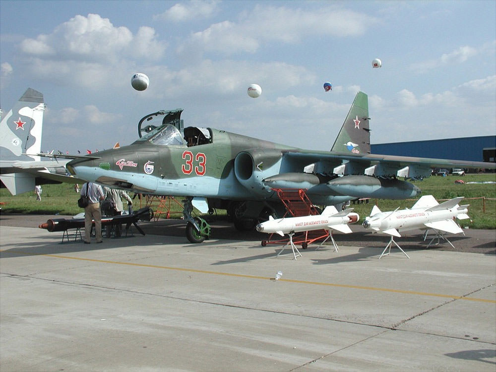 Su-25SM được trang bị hệ thống định vị/ tấn công vệ tinh BARS mới, cho phép ngắm mục tiêu chính xác hơn, cũng như một loạt các thiết bị điện tử hàng không được cải tiến, như màn hình hiển thị thông báo tin tức (HUDS), bộ thu cảnh báo bằng radar…
