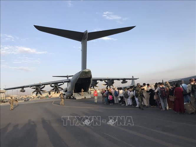 Phát biểu sau thông báo trên, Ngoại trưởng Mỹ Anthony Blinken từ Washington, gọi cuộc sơ tán là một "hoạt động quân sự, ngoại giao và nhân đạo quy mô lớn" và là một trong những thách thức nhất mà Mỹ từng thực hiện.