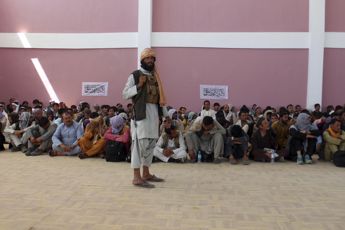 Nhiều người Afghanistan nhìn vào sự cai trị của Taliban ở các vùng nông thôn và lo sợ rằng chúng không thay đổi, mà thậm chí còn tồi tệ hơn. Đây sẽ là một xã hội vô cùng truyền thống.