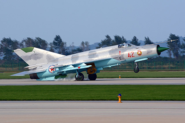 Những chiếc tiêm kích của Triều Tiên luôn bị xem nhẹ trước đối thủ là Không quân Hàn Quốc với những chiếc F-15 hiện đại. Thậm chí, sắp tới đây Hàn Quốc sẽ đưa vào biên chế những chiếc tiêm kích tàng hình thế hệ 5 F-35 nhập khẩu từ Mỹ khiến khoảng cách giữa hai bên là càng rõ rệt hơn. Ảnh: Tiêm kích MiG-21 của Không quân Triều Tiên cất cánh. Nguồn ảnh: QQ.