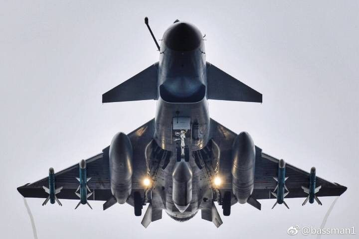 Tiêm kích hạng nhẹ một động cơ J-10 chính thức được đưa vào biên chế quân đội Trung Quốc từ năm 2004 và cho tới nay, đã có hơn 500 chiếc được chế tạo tham gia lực lượng Không quân và Không quân Hải quân Trung Quốc. Ảnh: Cận cảnh J-10B trang bị đầu đủ vũ khí. Nguồn ảnh: QQ.