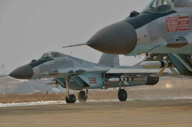 Khi nhắc đến Không quân Triều Tiên, người ta thường nghĩ ngay đến một lực lượng không quân quy mô nhỏ với trang bị là những chiếc máy bay có tuổi thọ cao như MiG-21, J-7, MiG-23 và số ít cường kích Su-25, MiG-29 có sức tác chiến hạn chế. Ảnh: Biên đội tiêm kích MiG-29 của Không quân Triều Tiên cất cánh. Nguồn ảnh: QQ.