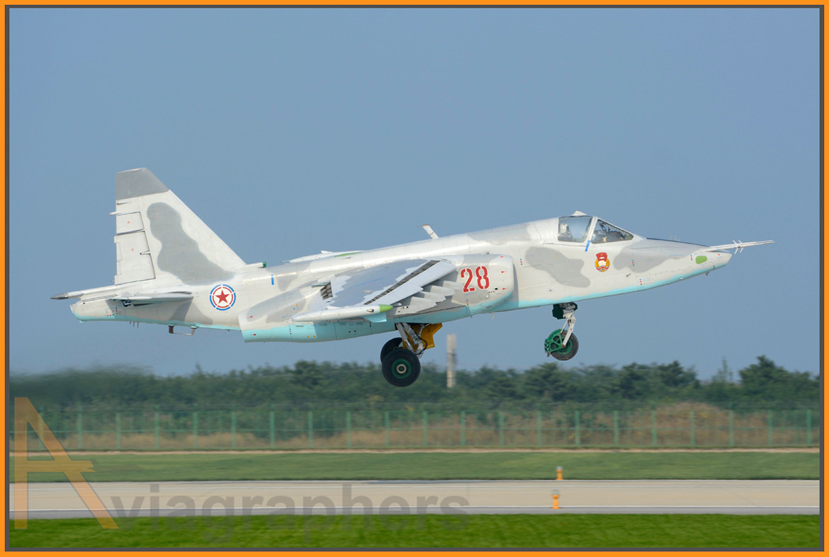 Dẫu vậy, thông tin về việc Triều Tiên có biên chế tiêm kích J-10B từ Trung Quốc vẫn là quá sớm để kết luận. Có thể thấy rằng, chiếc J-10B bí ẩn không hề sơn màu sơn ngụy trang đặc trưng của những chiếc tiêm kích Không quân Triều Tiên, không có số hiệu và phù hiệu của Lực lượng này. Do đó, chưa có gì đảm bảo rằng việc Triều Tiên đã sở hữu J-10B. Ảnh: Cường kích Su-25 với màu sơn ngụy trang đặc trưng của Không quân Triều Tiên. Nguồn ảnh: QQ.