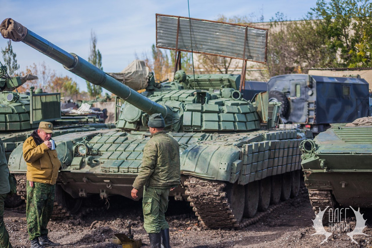 Liên Xô cũng thường xuyên nâng cấp xe tăng trong thời kỳ Chiến tranh Lạnh để đối đầu với Mỹ và phương Tây. Phiên bản T-72B được đưa vào trang bị từ năm 1985 và biến thể này kết hợp nhiều tính năng từ T-80 mới, bao gồm máy đo xa laser và lớp giáp dày hơn.