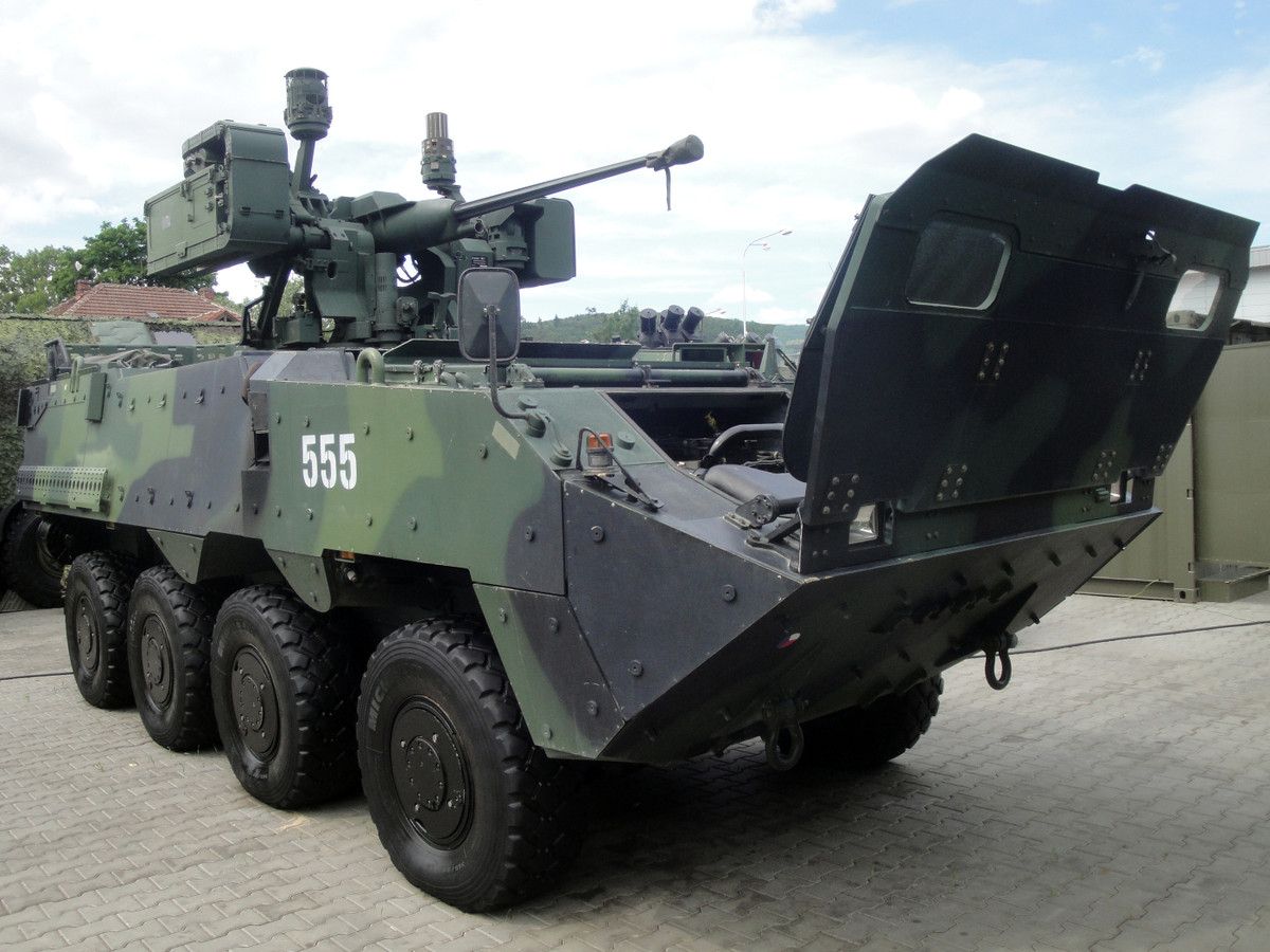 Mẫu thứ hai sử dụng thân xe bọc thép bánh lốp Pande II 8X8 do công ty Steyr Daimler Puhe của Áo sản xuất. So với khung gầm bánh xích, xe tăng Sabra với khung gầm bánh lốp Pande II nhẹ hơn nhiều, chỉ 30 tấn so với 46 tấn của phiên bản bánh xích, rẻ hơn và dễ bảo trì hơn.