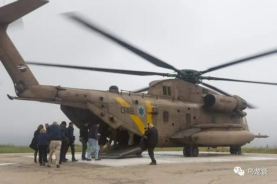 Tại sao Israel là quốc gia nhỏ, nhưng vẫn dám mua trực thăng Stallion King? Thực ra, lý do rất đơn giản, Mỹ viện trợ quân sự hàng tỷ USD cho Israel mỗi năm; nhưng không phải viện trợ bằng tiền mặt, mà bằng vũ khí, khí tài, phương tiện quân sự. Nên có đắt, nhưng cuối cùng thì Lầu Năm Góc vẫn trả tiền, bằng thuế của người Mỹ. Nguồn ảnh: QQ.