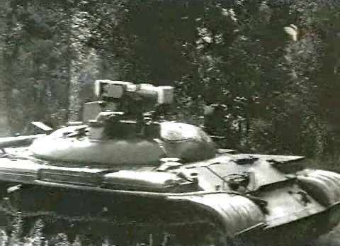 Tuy nhiên, tên lửa mang đầu đạn hạt nhân là loại không có điều khiển, mà giống như các loại đạn pháo phản lực thông thường; do vậy, độ lệch mục tiêu rất lớn, có khi đến 100 mét khi bắn ngắm mục tiêu trực tiếp và độ lệch tăng đến 250 mét, khi thực hiện bắn ngắm mục tiêu gián tiếp.