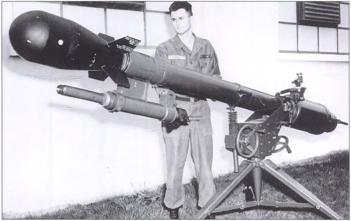 Trong thập niên 1950 và 1960, khi vũ khí hạt nhân chiến thuật được kỳ vọng sẽ thống trị chiến trường, Quân đội Liên Xô đã phát triển nhiều vũ khí phóng hạt nhân chiến thuật tầm ngắn; đây là câu trả lời cho súng bắn đạn hạt nhân chiến thuật của Mỹ như Davy Crockett.